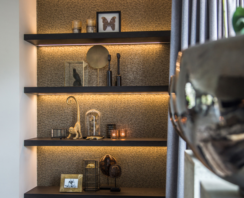 Eiken schappen met LED verlichting